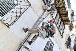 תיקון צנרת בבניין בגובה תוך כדי תליה עם ציוד סנפלינג - חברת "א.א. אברהם שרותי אינסטלציה"